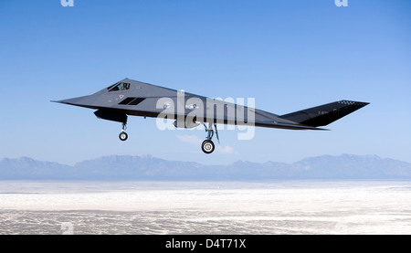 Eine f-117 Nighthawk fliegt einen Ausfall Training über New Mexico. Stockfoto