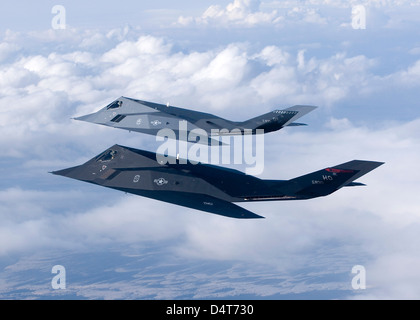 Zwei f-117 Nighthawk stealth Kämpfer fliegen auf einen Ausbildung Ausfall aus Holloman Air Force Base in New Mexico. Stockfoto