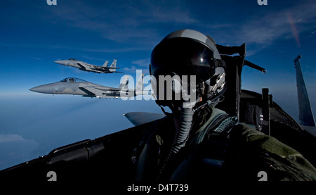 Drei f-15 Adler aus Massachusetts Air National Guard fliegen hoch über New England während einer Trainingsmission. Stockfoto