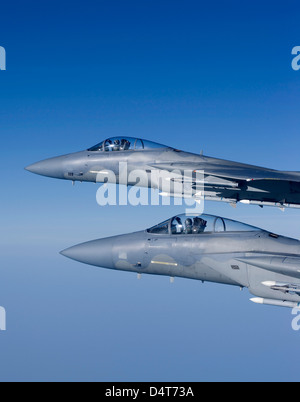 Zwei f-15 Adler aus Massachusetts Air National Guard fliegen hoch über New England während einer Trainingsmission. Stockfoto