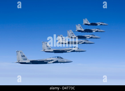 Sechs f-15 Adler aus Massachusetts Air National Guard fliegen in Formation hoch über New England während einer Trainingsmission. Stockfoto