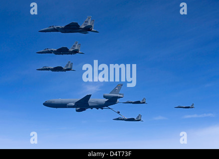 Sechs f-15 Adler tanken aus einer KC-10 Extender. Stockfoto