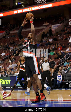 18. März 2013: Portland Trail Blazers Power Forwards LaMarcus Aldridge (12) packt die Erholung während der NBA-Spiel zwischen den Portland Trail Blazers und die Philadelphia 76ers im Wells Fargo Center in Philadelphia, Pennsylvania. Stockfoto
