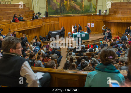 Paris, Frankreich, Menschenmassen, Studenten der französischen Sorbonne-Universität treffen sich im Amphitheater, überfüllte Klassenzimmer, Politiker debattieren, Menschenmassen Teenager Stockfoto