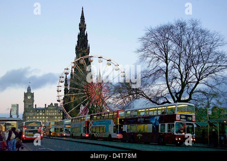 Buslinien in Edinburgh und Riesenrad im Princes street Stockfoto