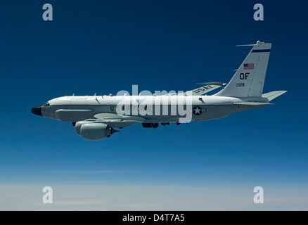 Ein RC-135W Rivet Joint Flugzeug fliegt hoch über dem mittleren Westen auf einer Trainingsmission aus der Offutt Air Force Base in Nebraska. Stockfoto