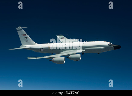 Ein RC-135W Rivet Joint Flugzeug fliegt hoch über dem mittleren Westen auf einer Trainingsmission aus der Offutt Air Force Base in Nebraska. Stockfoto