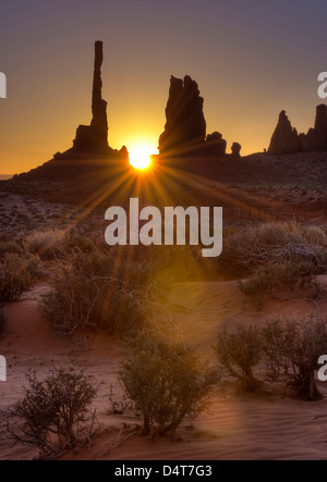 Ein Sunburst durch die berühmten Totempfahl Bildung im Monument Valley, Utah. Stockfoto