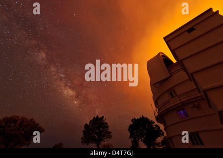 Milchstraße erscheint durch den Rauch über die McDonald-Observatoriums. Stockfoto
