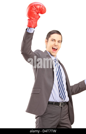 Ein glücklich junger Geschäftsmann mit roten Boxhandschuhe gestikulieren Glück auf weißen Hintergrund isoliert Stockfoto