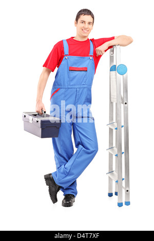 In voller Länge Portrait eines Arbeitnehmers hält einen Werkzeugkasten und lehnte sich gegen Leiter isoliert auf weißem Hintergrund Stockfoto