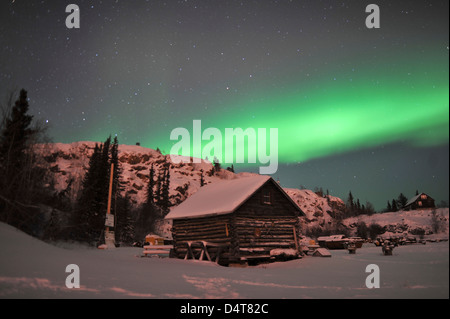 Aurora Borealis über eine Kabine, Yellowknife, Northwest Territories, Kanada. Stockfoto