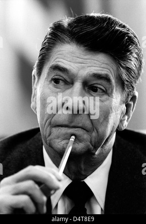 Digital restaurierte American History Foto von Präsident Ronald Reagan während einer Kabinettssitzung. Stockfoto