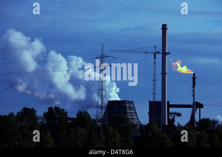 Duisburg, Deutschland, vom Fabrikgelaende Hüttenwerke Krupp Mannesmann Abend Stockfoto