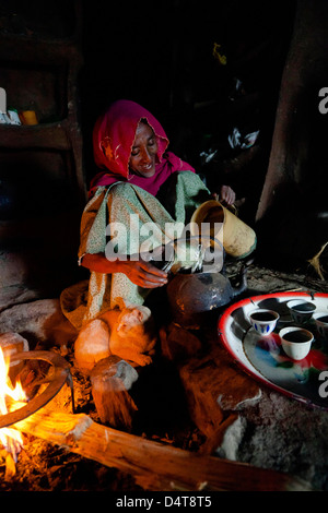 Kaffee in einem traditionellen Tukul eines Bauern im äthiopischen Hochland Stockfoto