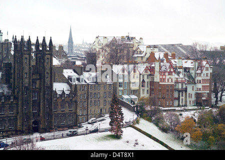 Ramsay Gärten und den Hügel im Schnee Stockfoto