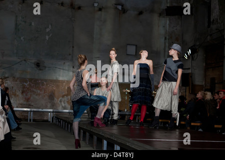 Tallinn, Estland, Trash Fashion Show im Trend zeigt die neue Kollektion von Reet Aus Stockfoto