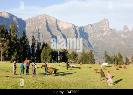 Schülerinnen und Schüler für die Schule im äthiopischen Hochland warten Stockfoto