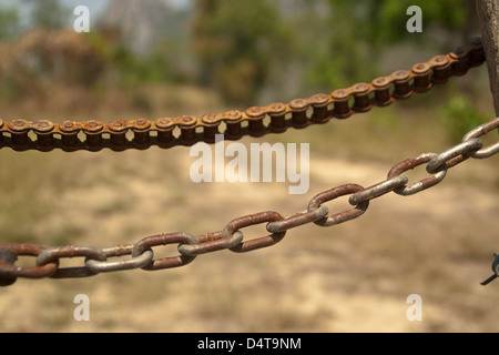 Rostige Kette, soll die Invasion zu verhindern. Rostige Ketten auf der Vorderseite zu konzentrieren. Stockfoto