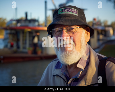 Lindsay Doolan steht vor Raddampfer Boote, Darling River, Wentworth, New South Wales, Australien Stockfoto