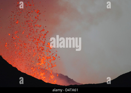 Lava-Bomben während einer basaltischen Fissur Eruption auf Vulkan Nyamuragira vertrieben. Stockfoto