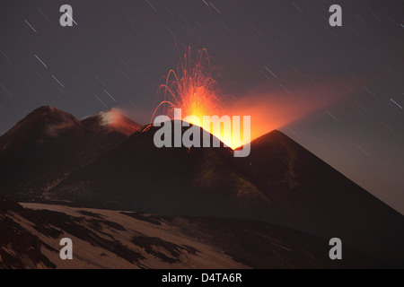 1. April 2012 - Nacht strombolianische Aktivität. Vorläufer-Aktivität der paroxysmale Eruption des Mount Vulkan Ätna, Italien. Stockfoto