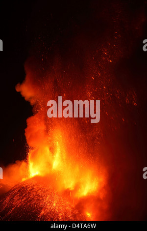 1. April 2012 - nächtliche paroxysmale Eruption des Mount Vulkan Ätna, Italien. Stockfoto