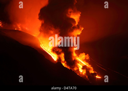 Nächtliche paroxysmale Eruption des Mount Vulkan Ätna, Italien. Stockfoto