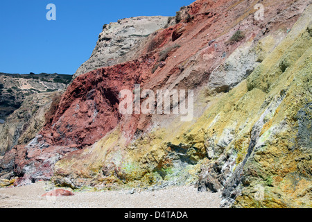 Hydrothermally verändert, rote und gelbe Felsen mit frischen fumarolic Einlagen, Griechenland. Stockfoto