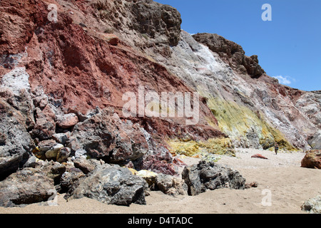 Hydrothermally verändert, rote und gelbe Felsen mit frischen fumarolic Einlagen, Griechenland. Stockfoto