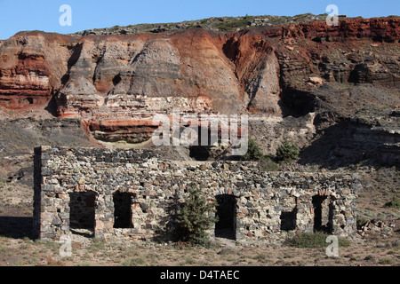 Mangan-Mine am Kap Vani, Insel Milos, Griechenland verlassen. Bild zeigt zerstörten Gebäude. Stockfoto