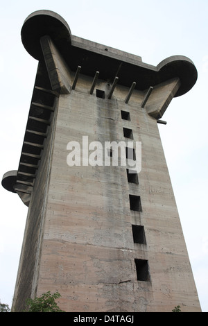 Reste der Flak L-Turm im Augarten, Österreich. Stockfoto