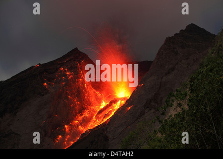 Strombolianische Typ Ausbruch des Vulkan Batu Tara, Indonesien. Stockfoto