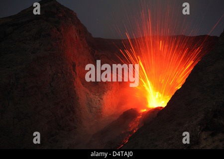 Strombolianische Typ Ausbruch des Vulkan Batu Tara, Indonesien. Stockfoto