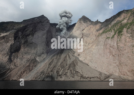 Aktiven Krater und Geröll Hang unterhalb am Vulkan Batu Tara, Indonesien. Stockfoto