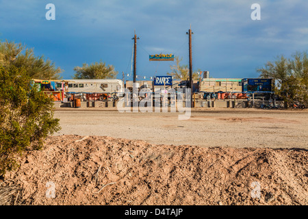 Das Angebot ist eine Open-Air-Diskothek mit Bühne, Licht, Verstärker, Lautsprecher & zerfetzte Sofas und alte Stühle zum sitzen. Stockfoto