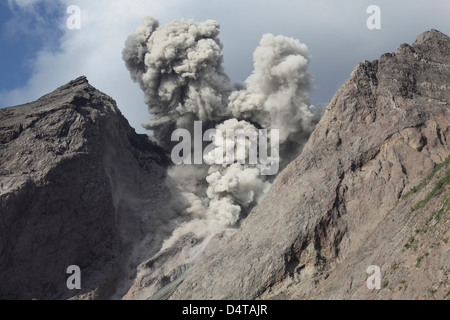 Aschewolke steigt vom Krater des Vulkan Batu Tara, Indonesien. Stockfoto