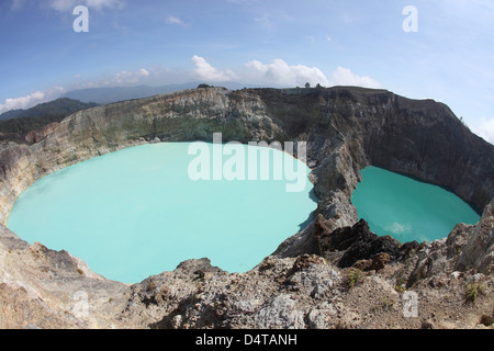 Bunte Kraterseen der Kelimutu Vulkan der Insel Flores, Indonesien. Stockfoto