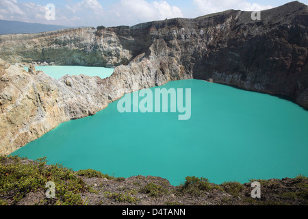 Bunte Kraterseen der Kelimutu Vulkan der Insel Flores, Indonesien. Stockfoto