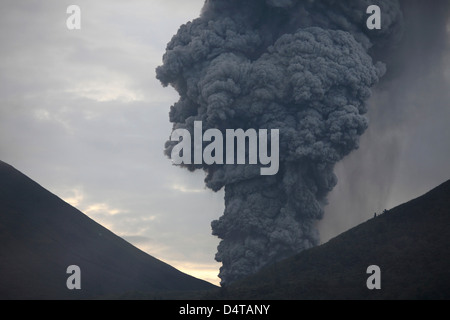 Aschewolke steigt vom Tompaluan-Krater am Vulkan Lokon-Empung, Indonesien. Stockfoto