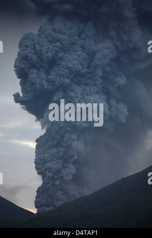 Aschewolke steigt vom Tompaluan-Krater am Vulkan Lokon-Empung, Indonesien. Stockfoto