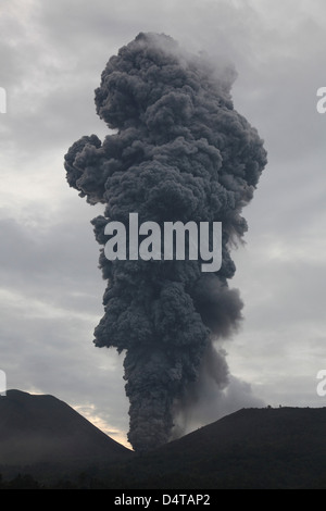 Aschewolke steigt vom Tompaluan-Krater am Vulkan Lokon-Empung, Indonesien. Stockfoto