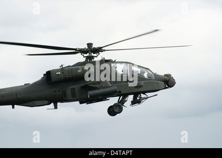 19. Juni 2010 - eine Boeing AH - 64D Apache-Hubschrauber der Royal Netherlands Air Force im Flug über Volkel, Niederlande. Stockfoto