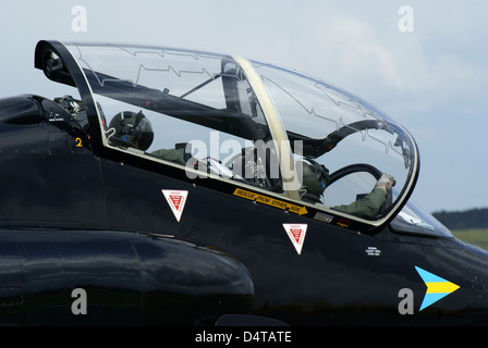 Piloten im Cockpit eines BAE Hawk T1-Flugzeugen der Royal Air Force, Niederrhein, Deutschland. Stockfoto