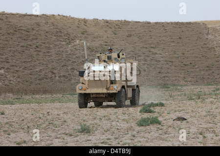 Ein US-Armee Cougar patrouilliert ein Wadi in Kunduz Afghanistan. Stockfoto