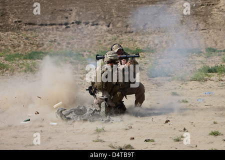 Ein US-Auftragnehmer feuert einen Rakete angetrieben Granatwerfer. Stockfoto