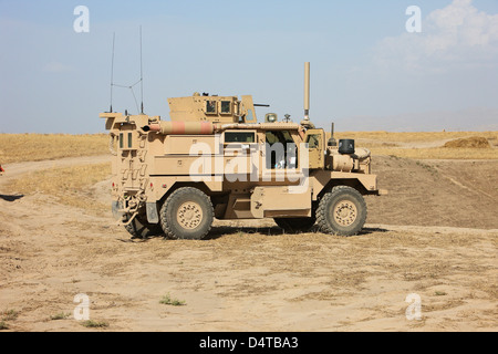 Ein US-Armee Cougar MRAP Fahrzeug geparkt mit Blick auf den oberen Rand ein Wadi während eines Waffen-Einarbeitung-Shootings, Kunduz, Afghanistan Stockfoto