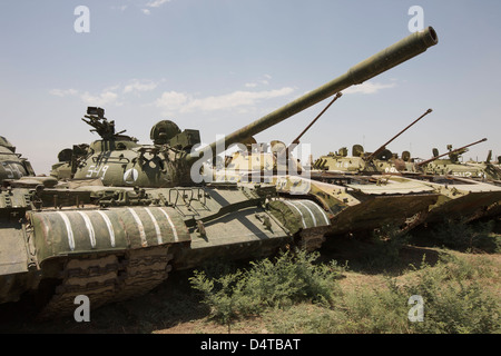 Russische t-54 und t-55 Kampfpanzer ruhen in eine Rüstung Schrottplatz in Kunduz, Afghanistan. Stockfoto