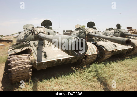 Russische t-54 und t-55 Kampfpanzer ruhen in eine Rüstung Schrottplatz in Kunduz, Afghanistan. Stockfoto