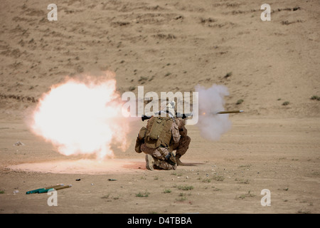 US-Marine feuert eine HE-Fragmentierung Runde aus dem RPG-7 Panzerfaust Launcher in einem Wadi in der Nähe von Kunduz, Afghanistan. Stockfoto